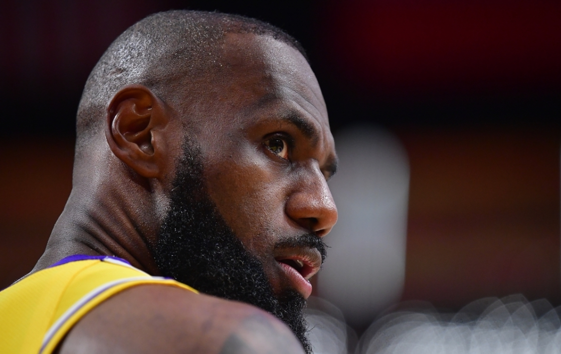 开云电子-A史密斯表示詹姆斯质变了(科比末期)变烂的湖人!